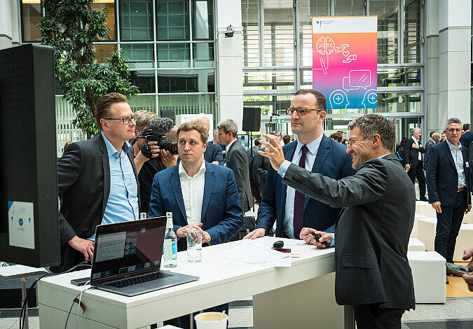 Foto: Bundesgeunshdeitsminister Jens Spahn im Gespräch