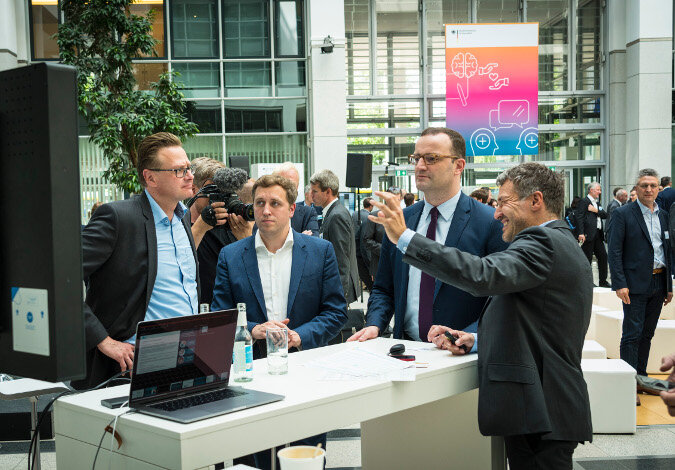 Foto: Bundesgeunshdeitsminister Jens Spahn im Gespräch