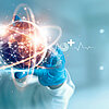 Arzt mit virtuellem Globus und Verbindung zum Gesundheitsnetz.