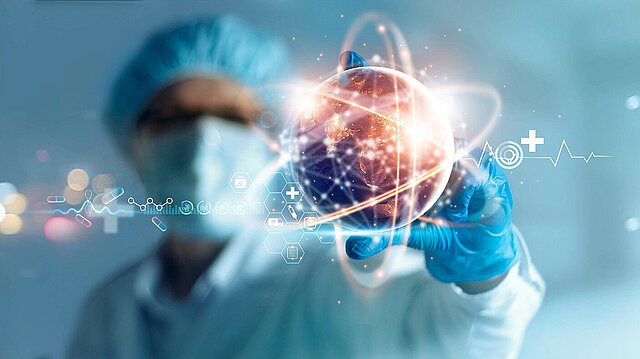 Arzt mit virtuellem Globus und Verbindung zum Gesundheitsnetz.
