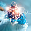 Arzt mit virtuellem Globus und Verbindung zum Gesundheitsnetz.