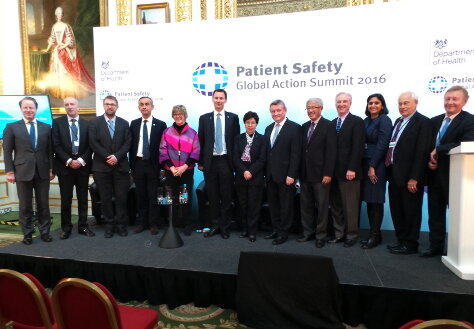 Foto: Gruppenfoto, unter anderem mit Bundesgesundheitsminister Hermann Gröhe und WHO-Generaldirektorin Dr. Margaret Chan