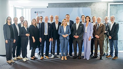 Gruppenfoto: Bundesgesundheitsministerin Nina Warken mit Vertretern von zehn zentralen Verbänden und Institutionen im Gesundheitswesen