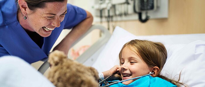 Kind im Krankenhaus mit Pflegerin