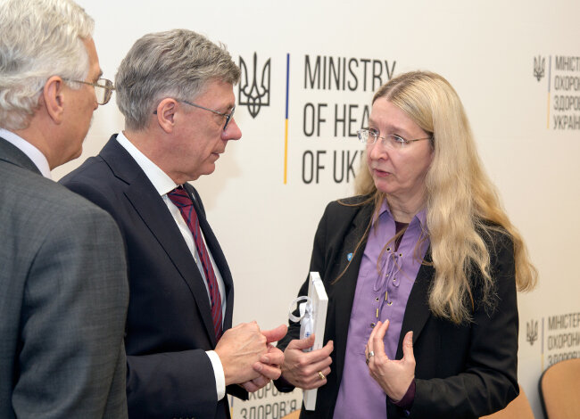 Foto: Die ukrainische Gesundheitsministerin Ulana Suprun mit Staatssekretär Lutz Stroppe vor einem Aufsteller mit dem Logo des ukrainischen Gesundheitsministeriums