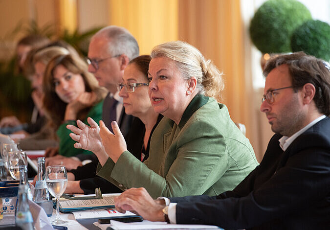 Die österreichische Bundesministerin Beate Hartinger-Klein spricht beim 6. Gesundheitsquintett