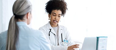 Ärztin berät Patientin