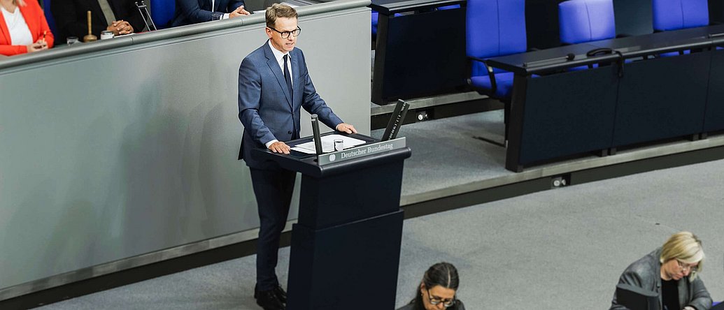Budnesgesundheitsminiser Dr. Carsten Linnemann steht am Rednerpult im Bundestag und hält die Haushaltsrede