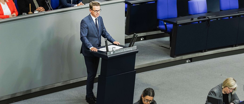 Budnesgesundheitsminiser Dr. Carsten Linnemann steht am Rednerpult im Bundestag und hält die Haushaltsrede