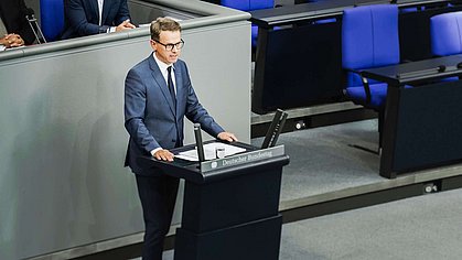 Budnesgesundheitsminiser Dr. Carsten Linnemann steht am Rednerpult im Bundestag und hält die Haushaltsrede