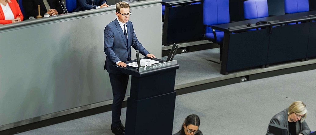 Budnesgesundheitsminiser Dr. Carsten Linnemann steht am Rednerpult im Bundestag und hält die Haushaltsrede