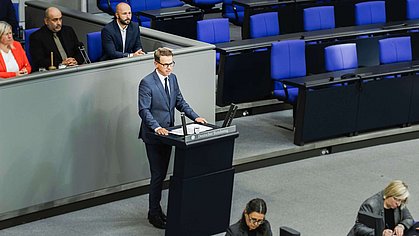 Budnesgesundheitsminiser Dr. Carsten Linnemann steht am Rednerpult im Bundestag und hält die Haushaltsrede