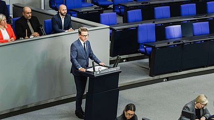 Budnesgesundheitsminiser Dr. Carsten Linnemann steht am Rednerpult im Bundestag und hält die Haushaltsrede