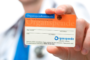 Eine Hand zeigt den Organspendeausweis