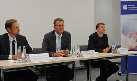 Pressekonferenz Brauksiepe (Bildquelle:BMG/Schinkel) Der Patientenbeauftragte Brauksiepe sitzt am Tisch bei der Pressekonferenz