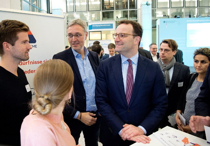 Bundesgesundheitsminister Jens Spahn mit dem Start-up-Unternehmen AssistMe