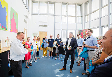 Minister Gröhe mit einer Besuchergruppe