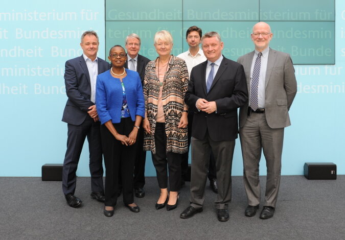 Bundesgesundheitsminister Gröhe mit den Mitgliedern des Internationalen Beratergremiums (Quelle: BMG/Schinkel)