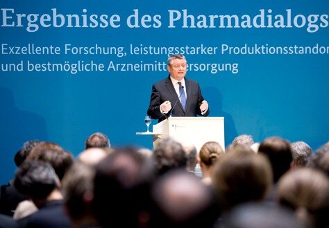 Bundesgesundheitsminister Hermann Gröhe stellt am Rednerpult die Ergebnisse des Pharmadialogs vor.