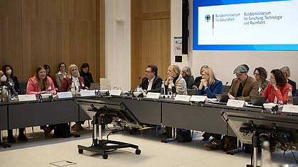 Bundesministerinnen Nina Warken und Dorothee Bär bei der Auftaktveranstaltung zu Long COVID und ME/CFS