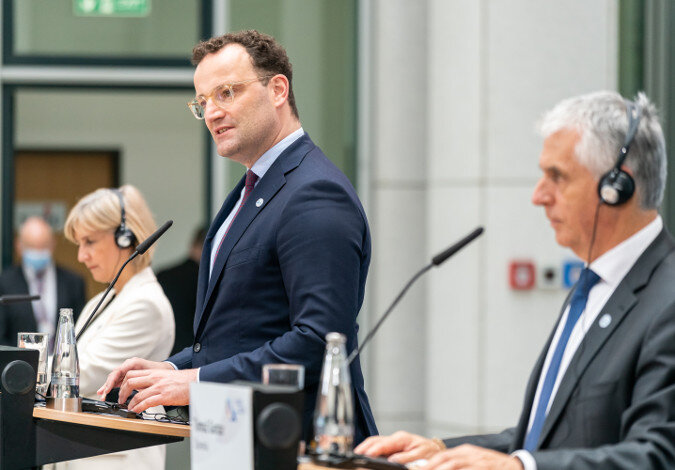 Pressekonferenz mit Statement von Bundesgesundheitsminister Jens Spahn zwischen seinen Triopartnerkollegen (EU2020)