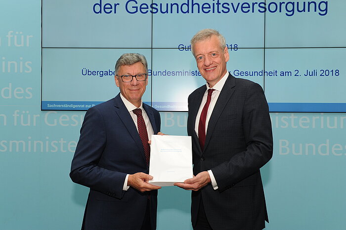 Prof. Gerlach übergibt das SVR-Gutachten an Staatssekretär Stroppe