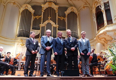 Foto: Die vier Preisträger der Paracelsus-Medaille stehen auf der Bühne beim 119. Deutschen Ärztetag