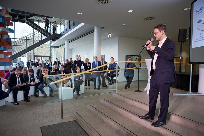 Publikum hört Sprecher zu