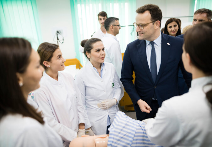 Bundesgesundheitsminister Jens Spahn im Gespräch mit Pflegeschülerinnen und -schülern im Kosovo