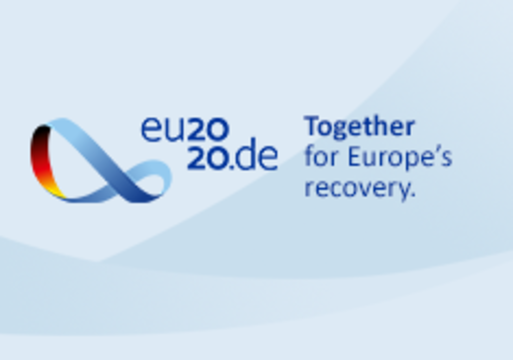 Logo der deutschen EU-Ratspräsidentschaft mit dem Motto "Together for Europe´s recovery" auf hellblauem Hintergrund
