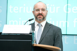 Jörg Litwinschuh-Barthel spricht bei der Vorstellung der Anforderung für ein wirksames Verbot von Konversionstherapien mit Übergabe der Gutachtachten