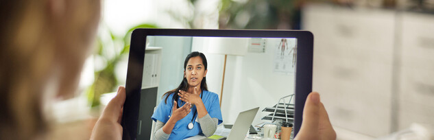 Digitalisierung (Bildquelle: iStock/AJ Wattamaniuk (AJ Wattamaniuk) Eine Patientin redet über ein Tablet mit ihrer Ärztin.