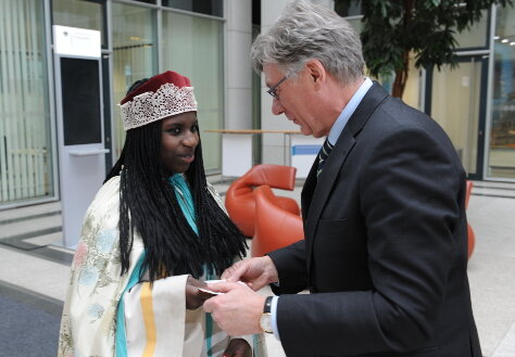 Foto: Staatssekretär Lutz Stroppe überreicht einer Sternsingerin einen Briefumschlag mit einer Spende