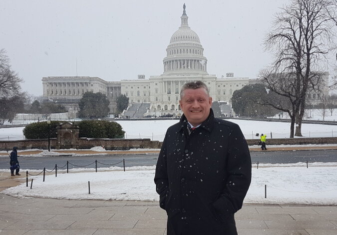 Foto von Bundesesundheitsminister Gröhe vor dem Kapitol; es schneit gerade