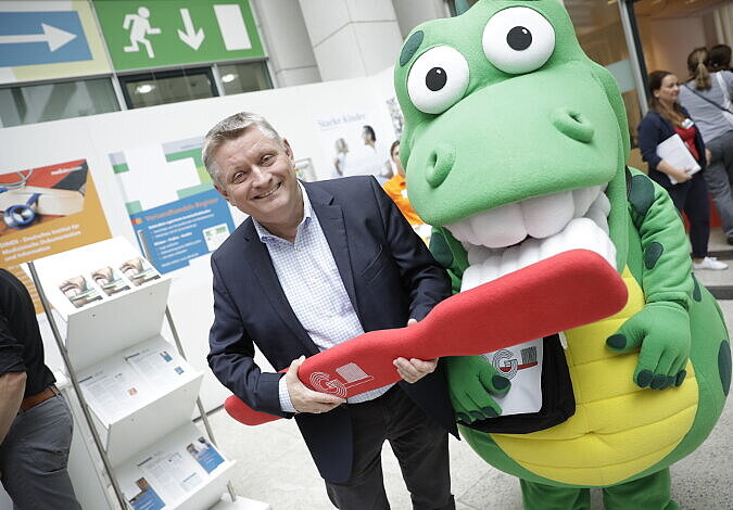 Bundesgesundheitsminister Hermann Gröhe mit Kroko, dem Zahnputzkrokodil