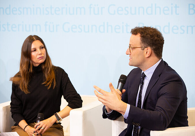 Bundesgesundheitsminister Jens Spahn im Gespräch mit Teresa Enke, Vorstandsvorsitzende der Robert-Enke-Stiftung