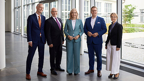 Bundesgesundheitsministerin Nina Warken zusammen mit ihren Parlamentarischen Staatssekretären und den Staatssekretären des Hauses