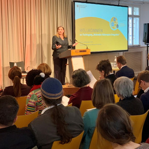 Parlamentarische Staatssekretärin Sabine Weiss spricht beim Nationalen Aktionsplan Integration