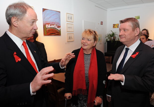 Bundesgesundheitsminister Hermann Gröhe im Gespräch mit dem US-Botschafter John B. Emerson und der Abgeordneten Mechthild Rawert