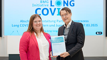Long COVID-Betroffene übergibt Lauterbach Handlunsansätze