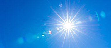 Sonnenstrahlen und blauer Himmel
