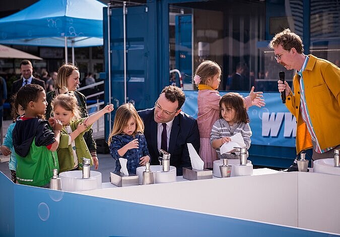 Bundesgesundheitsminister Jens Spahn eröffnet zusammen mit Walter die neue Waschstraße.