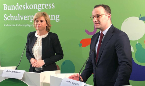 Jens Spahn und Julia Klöckner stehen gemeinsam auf einer Bühne.