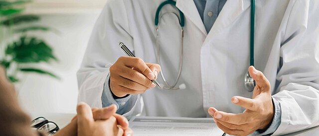 Arzt im Patientengespräch
