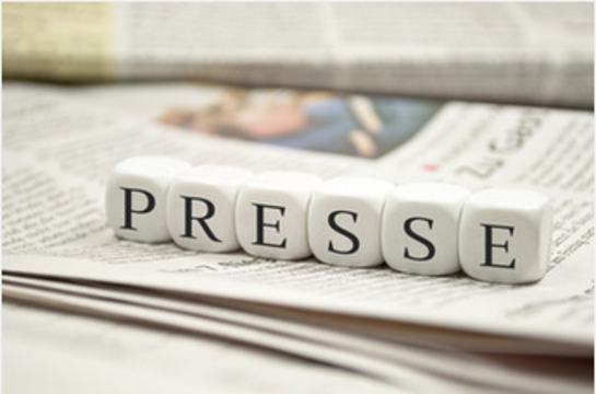 Foto: Würfel mit den Buchstaben "News" liegen auf einer Zeitung