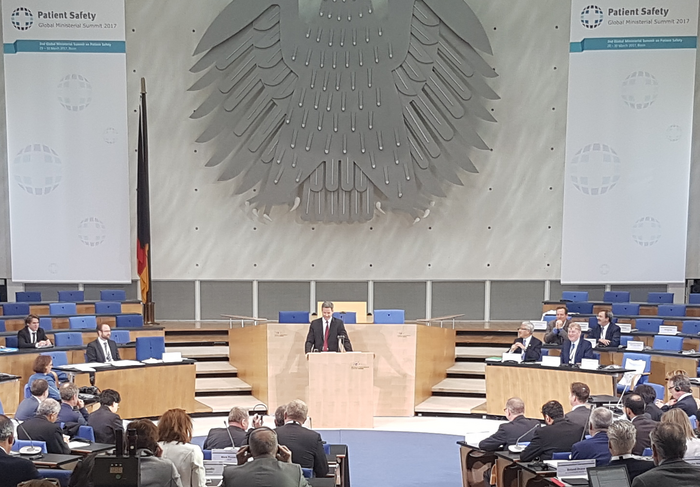 Foto: Egbert Schillings am Rednerpult im gefüllten Plenarsaal, frontale Ansicht