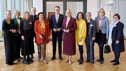 Gruppenfoto mit Minister Linnemann und der Parlamentarischen Staatssekretärin Dr. Schenderlein beim Dialogprozess Wechseljahre