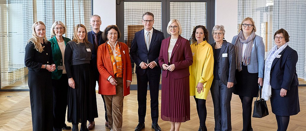 Gruppenfoto mit Minister Linnemann und der Parlamentarischen Staatssekretärin Dr. Schenderlein beim Dialogprozess Wechseljahre