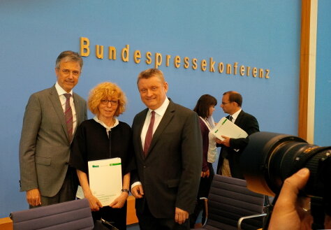 Foto: Bundesgesundheitsminister Hermann Gröhe neben Prof. Dr. Doris Schaeffer und Martin Litsch in der Bundespressekonferenz.