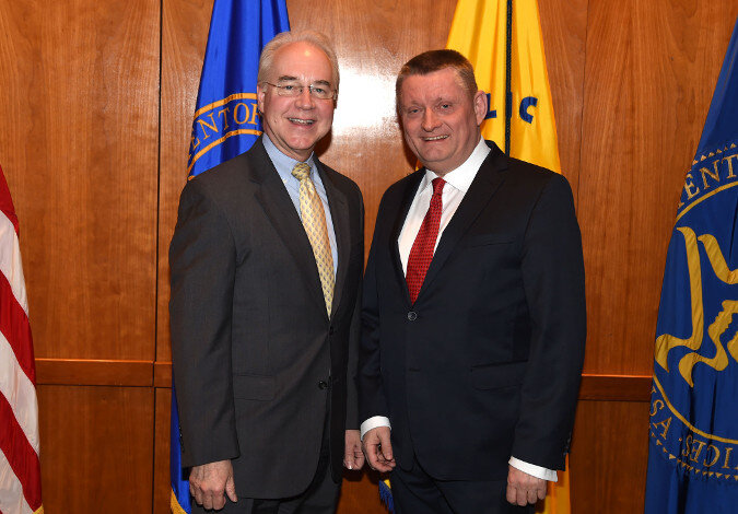 Foto: Minister Hermann Gröhe mit seinem Amtskollegen Tom Price, im Hintergrund die Landesflaggen und eine holzvertäfelte Wand